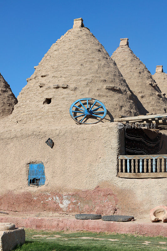 土耳其Sanli Urfa Harran的传统锥形房屋。传统的泥砖建筑顶部有圆顶屋顶，由泥和回收的砖建造。